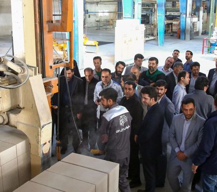 بازدید کارکنان آستان قدس رضوی از کارخانه هبلکس رضوی